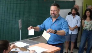 Espagne : le chef de l'extrême droite Santiago Abascal vote aux élections législatives