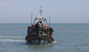 Des migrants arrivent à Douvres en bateau après avoir traversé la Manche