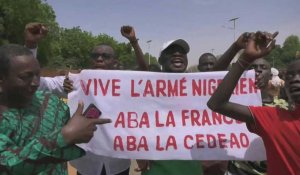Niger : des milliers de personnes manifestent devant de l'ambassade de France à Niamey