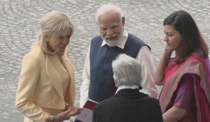 Narendra Modi discute avec Brigitte Macron avant le défilé du 14-Juillet