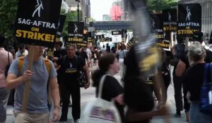 New York: les acteurs font grève devant les sièges de HBO et d'Amazon
