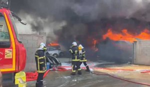 Les pompiers tentent de maîtriser le feu de la casse de Borgo