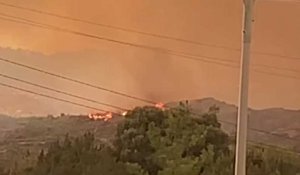 L'évacuation de Rhodes en proie aux flammes