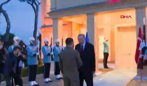 Le président ukrainien Volodymyr Zelensky est accueilli par son homologue turc à Istanbul