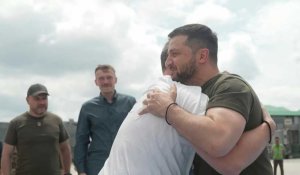 Zelensky récompense les soldats de Marioupol à leur retour de Turquie