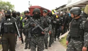 Equateur: le cercueil du candidat assassiné transporté dans l'église du cimetière