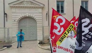 Une centaine de manifestants demandent "plus d'emplois publics" au château de Villers-Cotterêts