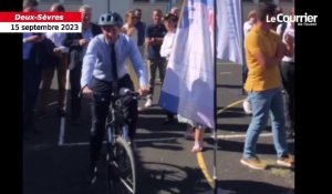 VIDÉO. Clément Beaune, ministre des Transports, teste un circuit vélo dans une cour d'école à Niort