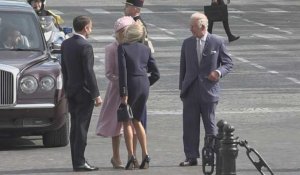 La bise de Brigitte Macron à la reine Camilla, sous l'Arc de Triomphe