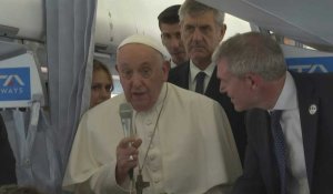 Le pape François accueille les journalistes dans l'avion avant de s'envoler vers Marseille