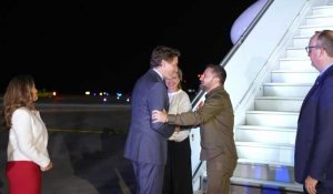 Le Premier ministre canadien Trudeau accueille Zelensky et son épouse à leur descente d'avion