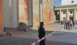 Des militants pour le climat aspergent de peinture la porte de Brandebourg à Berlin