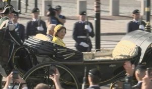 Suède: le roi Carl XVI Gustaf et la reine Silvia défilent lors des célébrations du jubilé