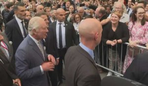 Charles III rejoint l'ambassade britannique et s'accorde un bain de foule aux côtés de Macron