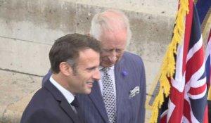 Le roi Charles III et la reine Camilla sous l'Arc de Triomphe