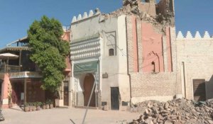 Marocains et touristes dans la médina de Marrakech affectée par le séisme