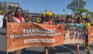 Brésil: des femmes autochtones marchent pour défendre leurs territoires