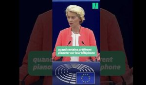 Au Parlement européen, cette commissaire fait du tricot pendant le discours d'Ursula von der Leyen