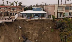 Vue aérienne d'un glissement de terrain à Oceanside en Californie après le passage d'une tempête