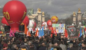 Retraites : les manifestants se rassemblent aux Invalides à Paris