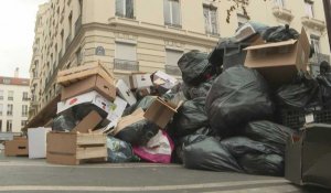 Grèves des éboueurs : les poubelles débordent à Paris