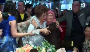 En larmes, la mère de Michelle Yeoh fête l'Oscar de sa fille