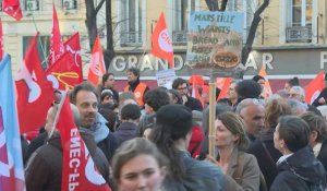 Retraites : rassemblement devant la préfecture à Marseille après le 49.3