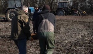 Ukraine : malgré le danger, les agriculteurs travaillent leurs champs minés