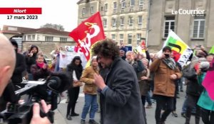 VIDEO. Julien Le Guet, porte-parole des anti-bassines, placé en garde à vue à la gendarmerie de Niort