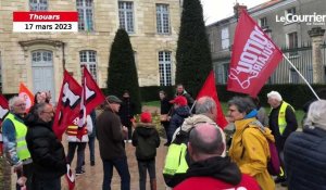 VIDÉO. Retraites : après le 49.3, 220 manifestants investissent la cour de la mairie à Thouars