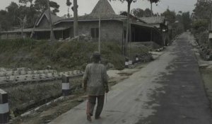 Indonésie: un village recouvert de cendres après une éruption du volcan Merapi