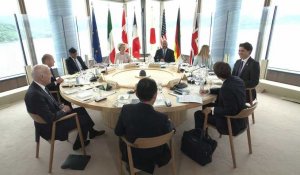 Les dirigeants du G7 s'entretiennent lors d'un déjeuner de travail à Hiroshima
