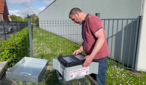 Pays de Lumbres : Guillaume Desquirez, apiculteur, présente le fonctionnement des pièges à frelons distribués dans les communes