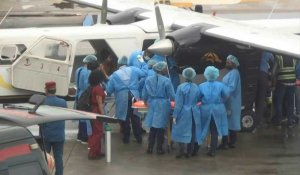 Incendie dans un dortoir au Guyana: des soignants traitent les blessés à l'aéroport
