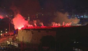 Des fumigènes pour célébrer le 30e anniversaire de la victoire de l'Olympique de Marseille