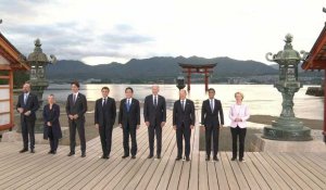 Les dirigeants du G7 posent ensemble au sanctuaire d'Itsukushima au Japon