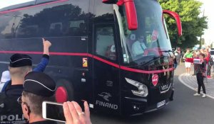 Les supporters accompagnent le bus du VAFC jusqu’au stade du Hainaut