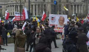 Pologne : des milliers de personnes défilent pour défendre la mémoire du pape Jean-Paul II