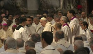 Le pape François préside la messe chrismale dans la basilique Saint-Pierre