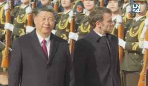 Macron accueilli par Xi Jinping lors d'une cérémonie d'État à Pékin