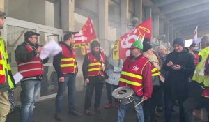 Barbecue solidaire organisé par l’intersyndicale devant la gare de Boulogne-sur-Mer
