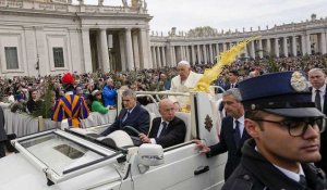 Le pape, sorti la veille de l'hôpital, remercie les fidèles pendant la messe des Rameaux