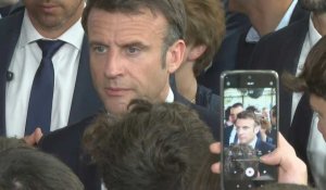 France: en déplacement à Saintes, Macron s'offre un bain de foule