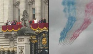 Défilé aérien au-dessus du palais de Buckingham, la famille royale au balcon