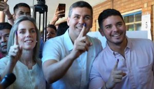 Présidentielle au Paraguay: images du candidat conservateur Santiago Peña en train de vote