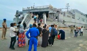 Des Américains fuyant le Soudan montent à bord d'un navire militaire américain à Port-Soudan