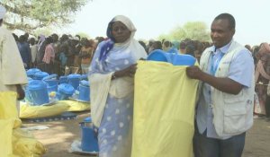 Des Soudanais réfugiés au Tchad voisin reçoivent des aides humanitaires
