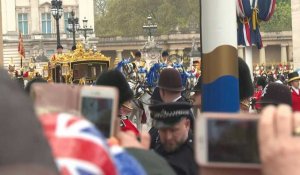 "Incroyable": la foule salue le carrosse doré de Charles en route vers Westminster