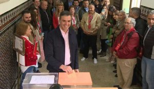 Le Premier ministre espagnol Pedro Sanchez vote pour les élections municipales et régionales