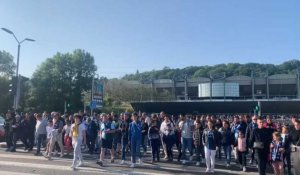 Le HAC-Dijon: les supporters arrivent et mettent l'ambiance dans les tribunes